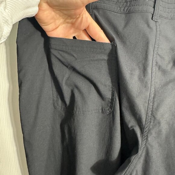 Orvis Passport capris, size 20, black, pockets, adjustable toggles at hems - Picture 7 of 12